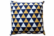 Dekorativ kudde 45x45 marinblå och gula trianglar