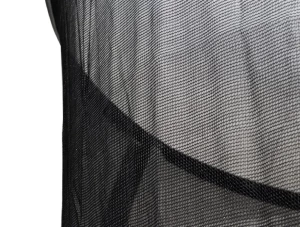 Skyddsnät  förhindrar att den faller ur vid hoppni